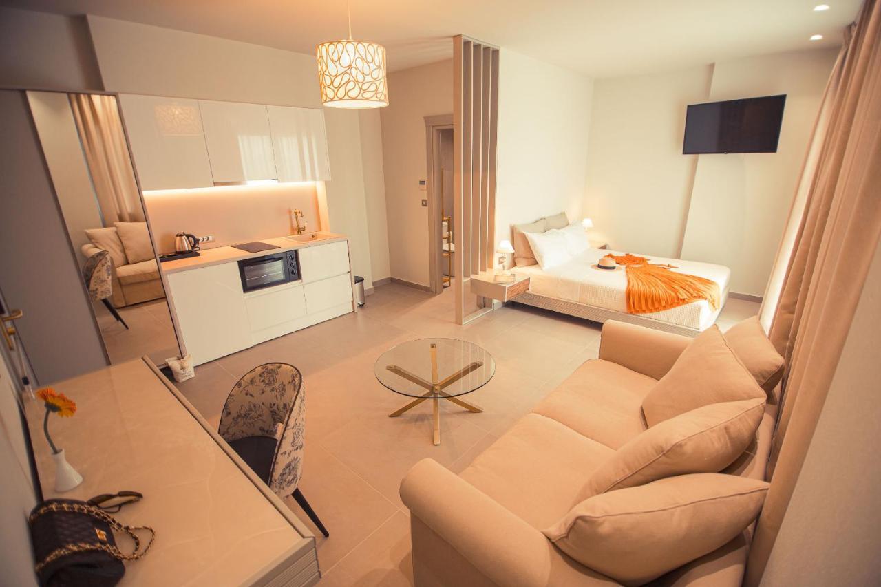 بريفيزا Io Luxury Pool & Hot Tub Suites المظهر الخارجي الصورة