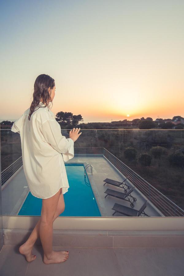 بريفيزا Io Luxury Pool & Hot Tub Suites المظهر الخارجي الصورة