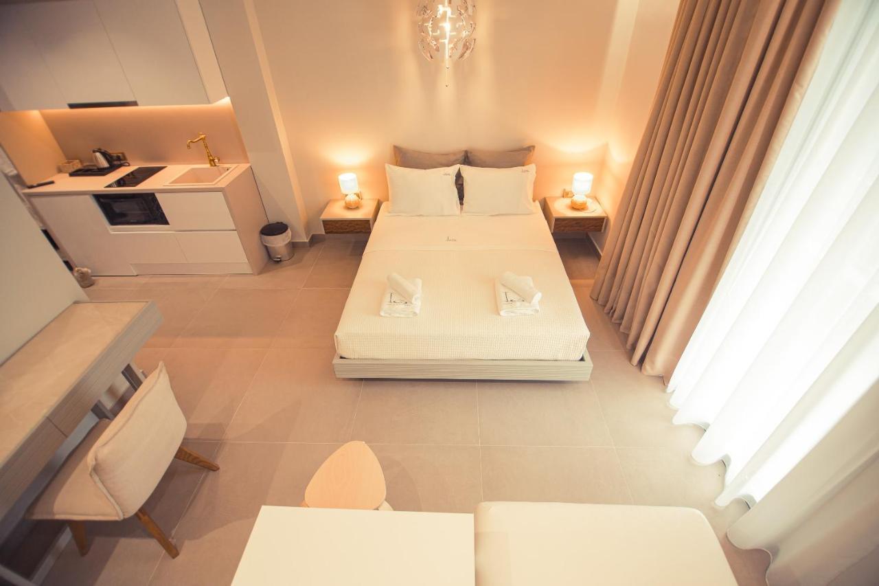 بريفيزا Io Luxury Pool & Hot Tub Suites المظهر الخارجي الصورة