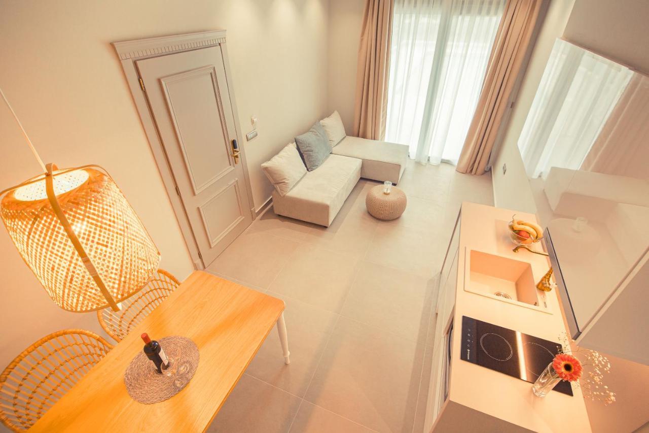 بريفيزا Io Luxury Pool & Hot Tub Suites المظهر الخارجي الصورة