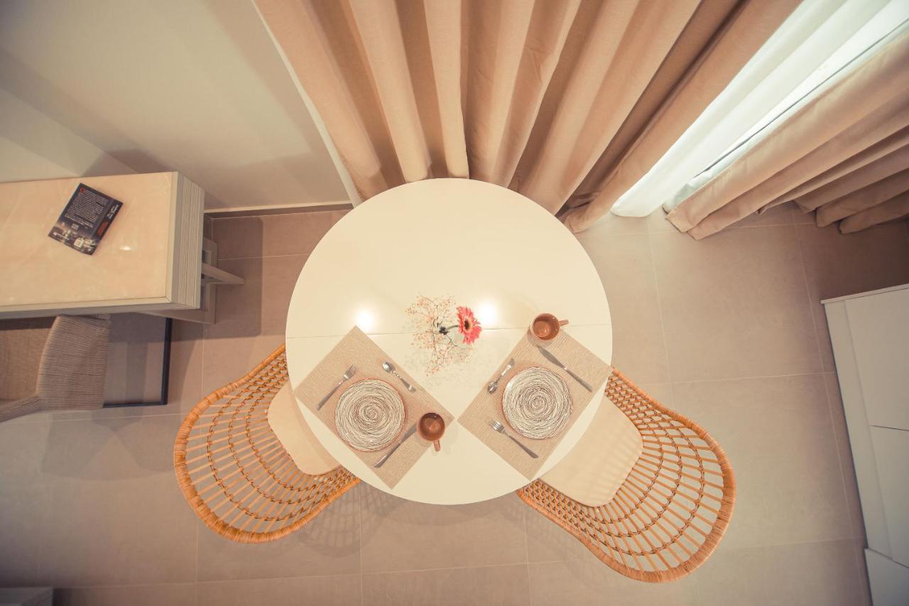 بريفيزا Io Luxury Pool & Hot Tub Suites المظهر الخارجي الصورة
