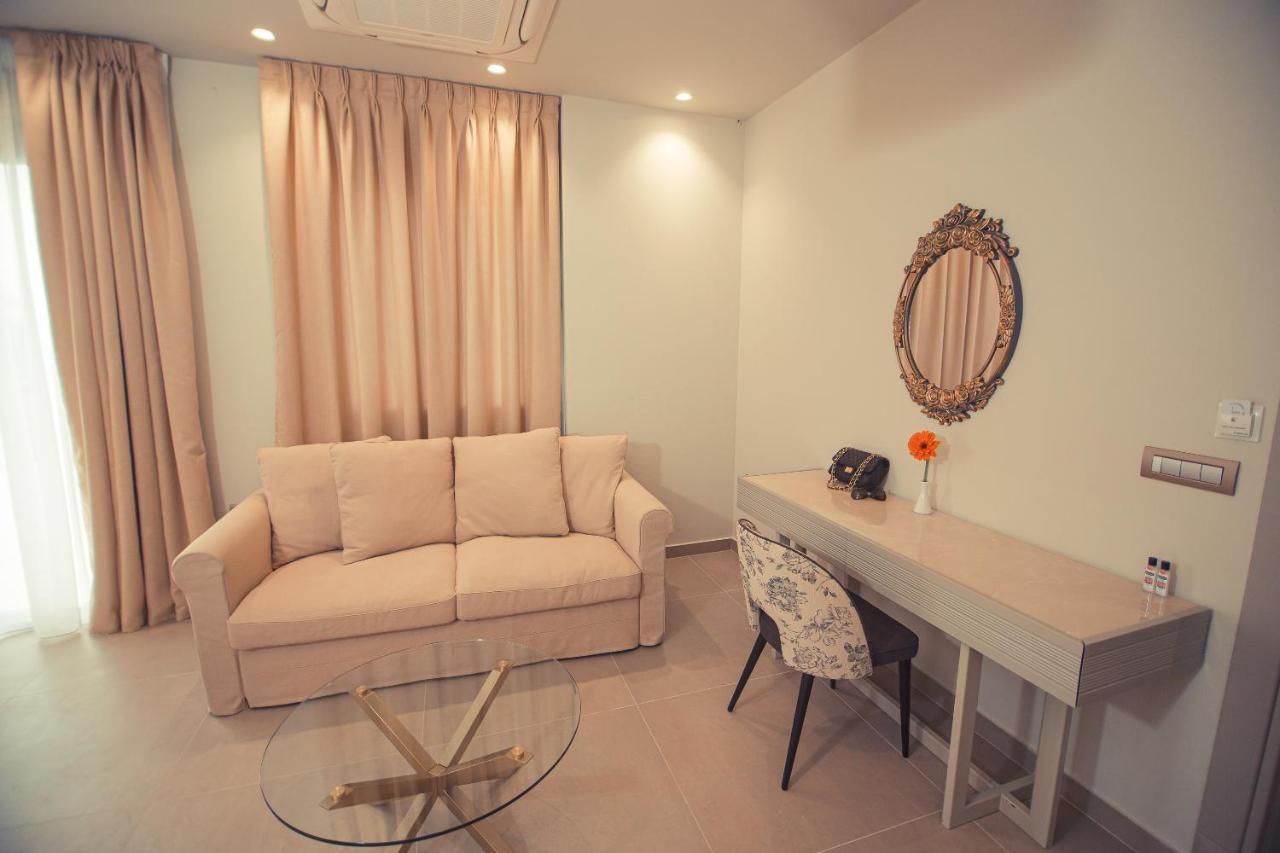 بريفيزا Io Luxury Pool & Hot Tub Suites المظهر الخارجي الصورة