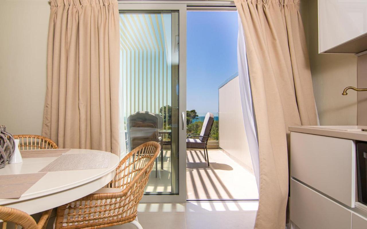 بريفيزا Io Luxury Pool & Hot Tub Suites المظهر الخارجي الصورة