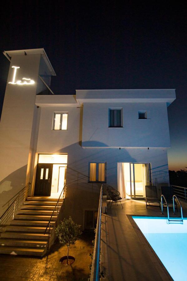 بريفيزا Io Luxury Pool & Hot Tub Suites المظهر الخارجي الصورة
